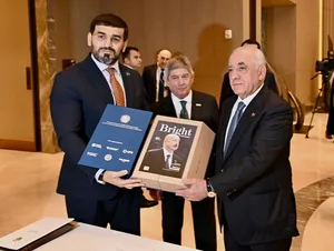 Али Асадову вручен спецвыпуск журнала Bright Uzbekistan