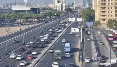 На ряде улиц и проспектов Баку затруднено движение транспорта