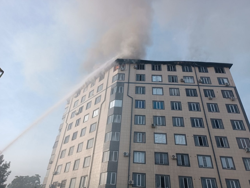 Пожар в Навои уничтожил восемь квартир в девятиэтажке. Видео
