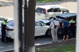 В центре Бишкека произошло массовое ДТП с участием четырех автомобилей