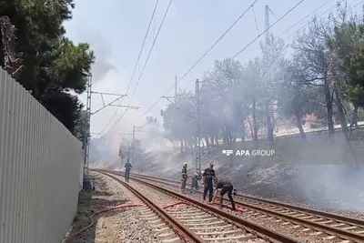 Пожар на крупном проспекте в Баку