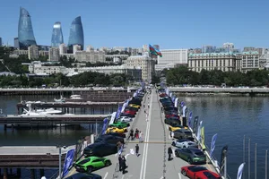 В Баку стартовал фестиваль классических автомобилей и суперкаров