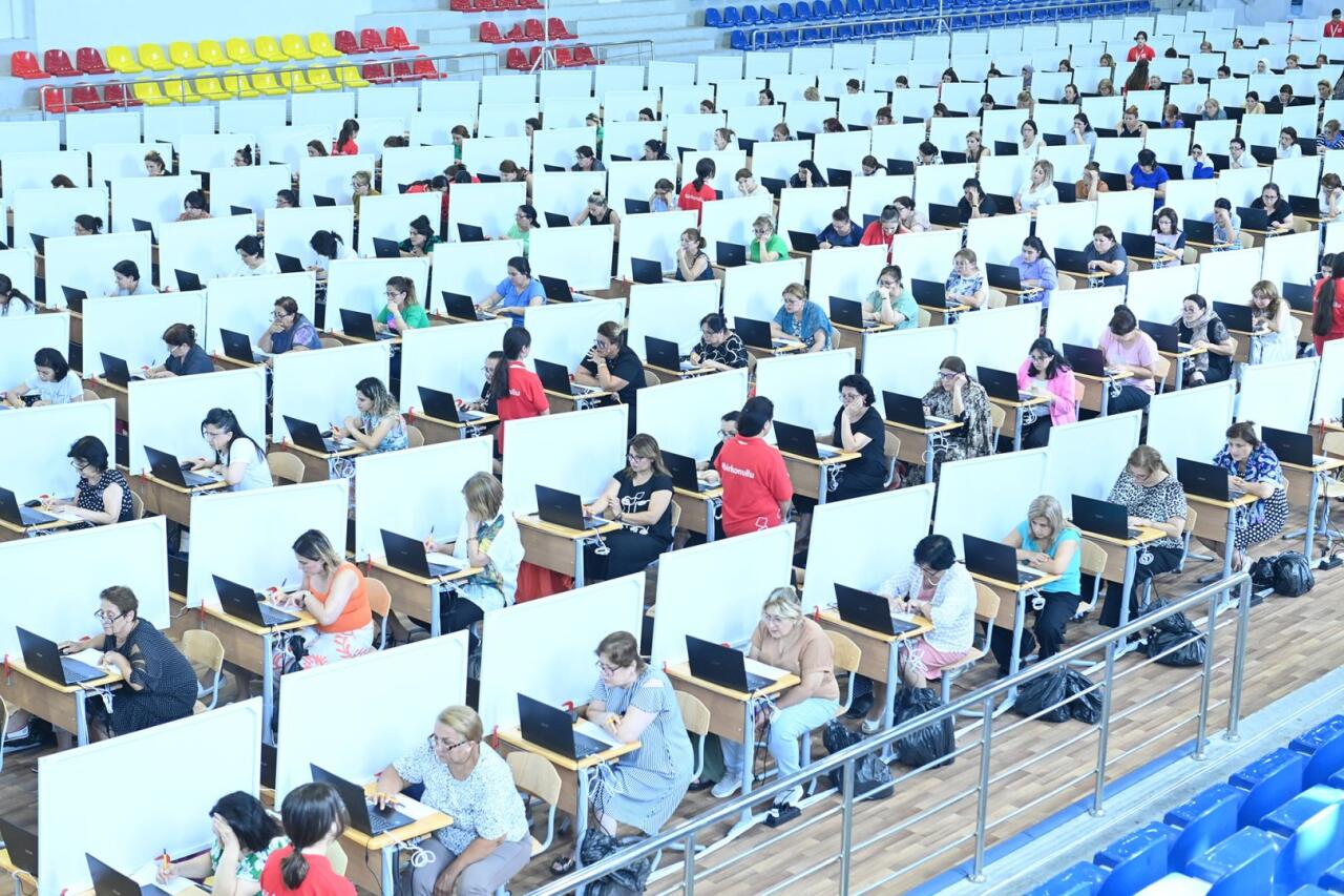 Bu gün altı mindən çox müəllim sertifikasiya imtahanı verib