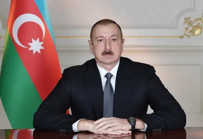 Президент Ильхам Алиев поздравил Эмманюэля Макрона