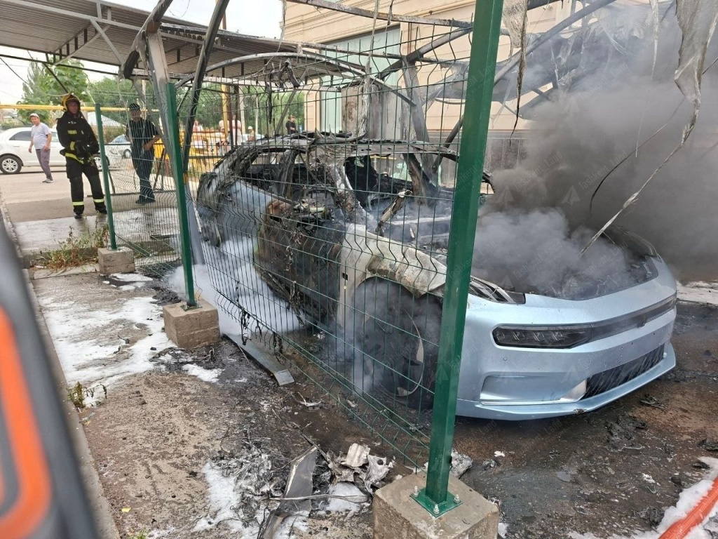 В Ташкентском районе полностью выгорел дорогой электрокар. Видео