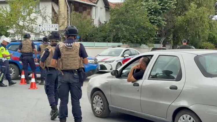 İstanbulda silahlı şəxs evində barrikada quraraq ətrafa atəş açıb