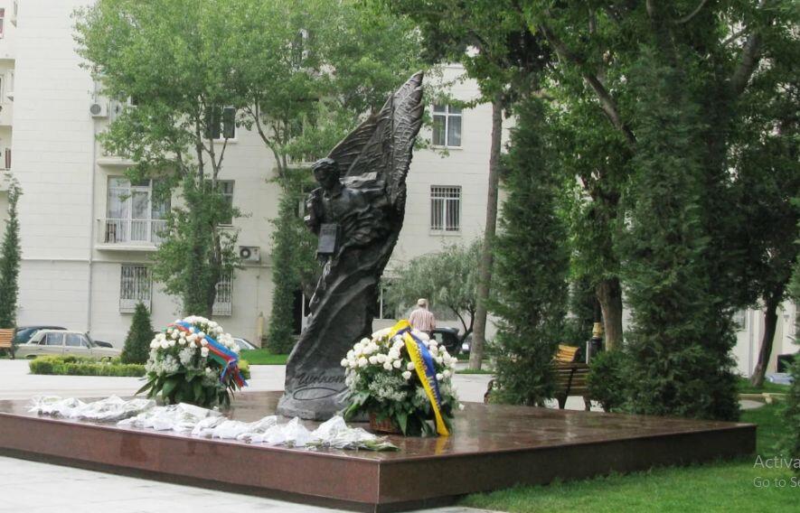 Bakıda Taras Şevçenkonun abidəsinin yerləşdiyi meydana onun adı verilib