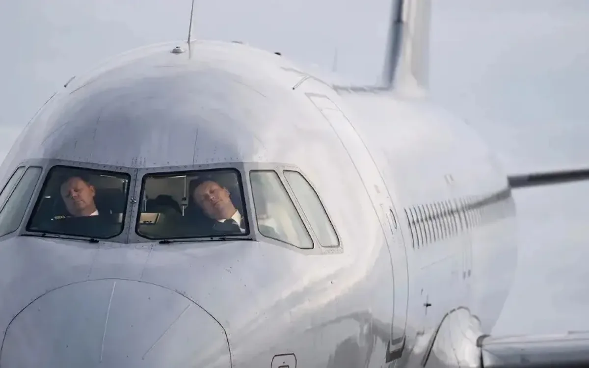 Uçuş zamanı pilotların ikisi də yatdı