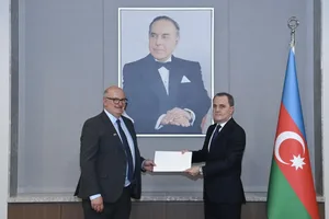 Новый посол Великобритании вручил копии своих верительных грамот Джейхуну Байрамову