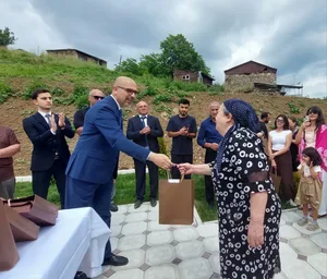 Переселившимся в село Кичик Галадяряси семьям вручены ключи от квартир