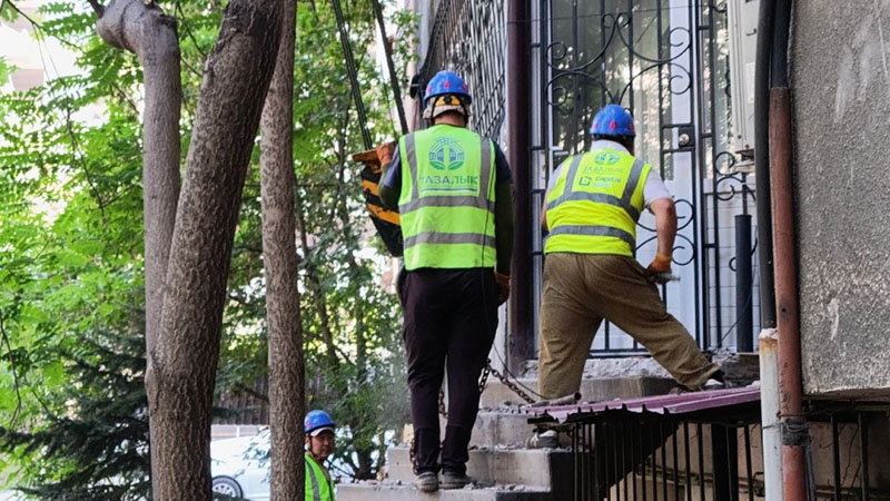 Мэрия Бишкека заявила, что снос лестницы у офиса 24.kg не связан с публикациями СМИ