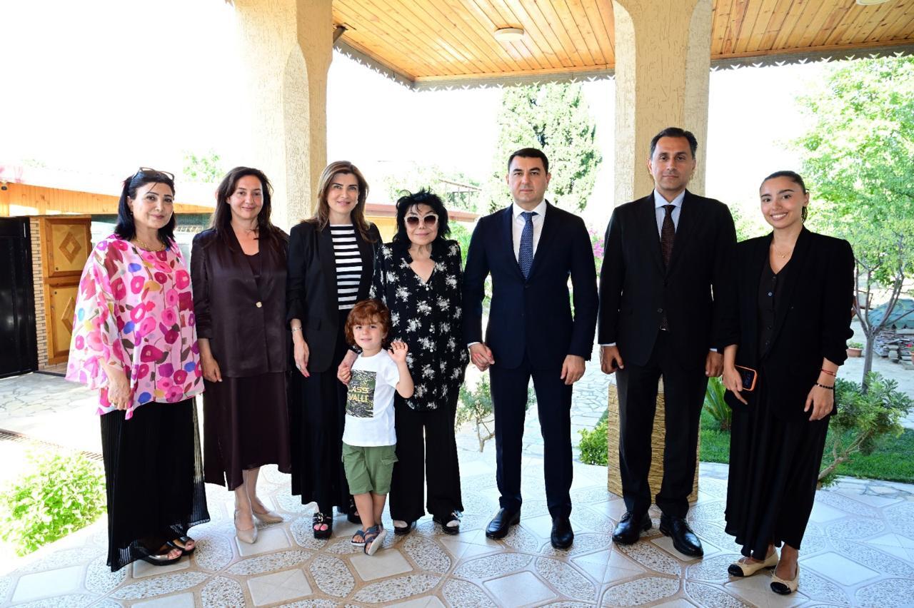 Adil Kərimli Flora Kərimovanı yubileyi münasibətilə ziyarət edib