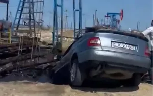 В Баку автомобиль провалился в нефтяную скважину