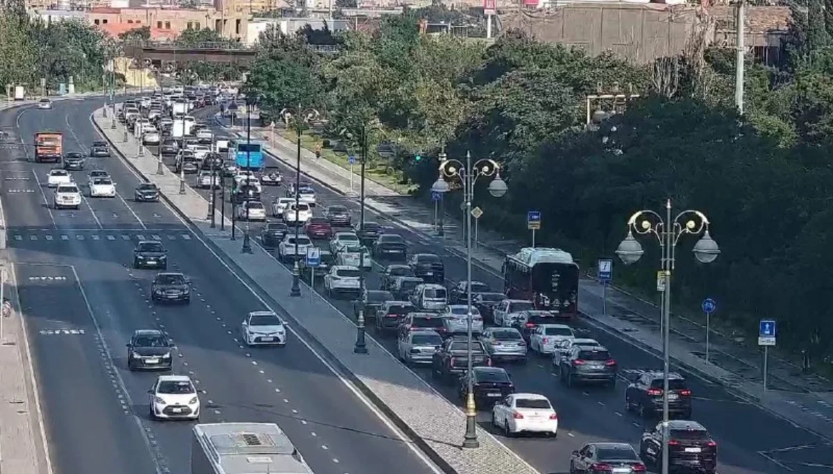 На ряде дорог Баку образовались пробки