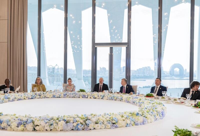 Prezident İlham Əliyevin və Birinci xanım Mehriban Əliyevanın adından WUF13-də iştirak edən dövlət başçılarının və nümayəndə heyətlərinin şərəfinə rəsmi ziyafət verilib