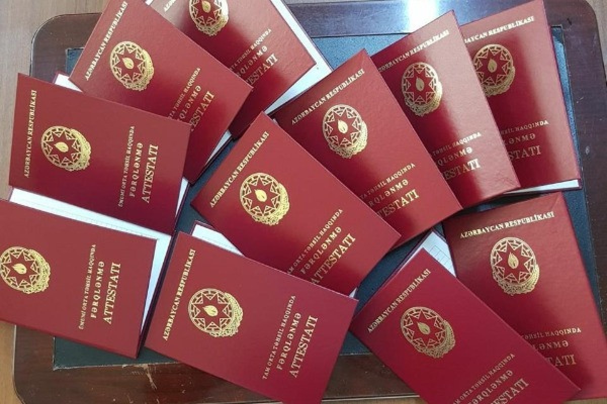 С этого учебного года аттестаты будут выдаваться в электронной форме