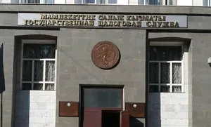 Президента Кыргызстана просят не увольнять 500 налоговиков