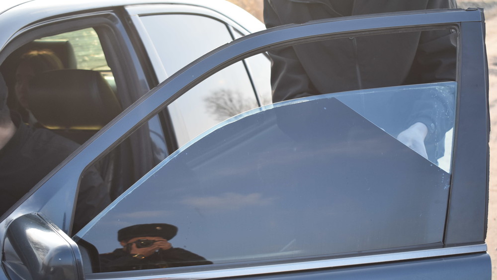 Иностранцам разрешат оформить тонировку авто без регистрации в Кыргызстане