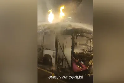 В Баку загорелся автобус