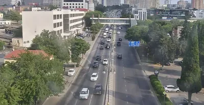 В Баку на некоторых дорогах затруднено движение транспорта