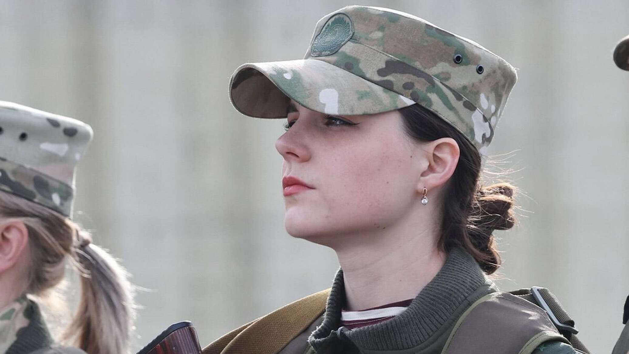 "Я бы в армию пошла": студентки из Узбекистана поехали на конкурс в Витебск