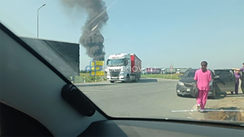В Екатеринбурге после атаки беспилотников загорелась парковка рядом со складом Wildberries