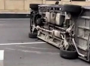 В Баку столкнулись два автомобиля, один из них перевернулся