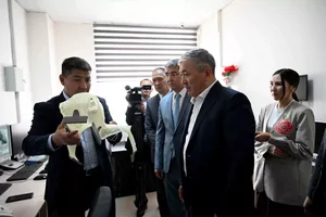 Глава кабмина Кыргызстана провел внеплановую инспекцию поликлиники Наццентра онкологии и гематологии