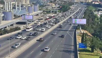 На ряде улиц и проспектов Баку затруднено движение транспорта