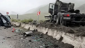 Фура врезалась в эвакуатор, перевозивший Land Cruiser на Суусамыре, — видео